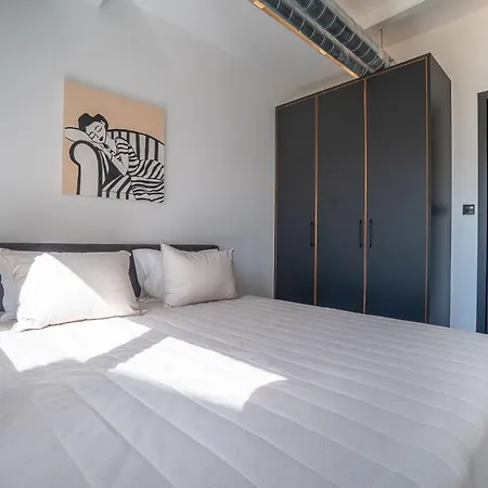 Modern 2br-old Town